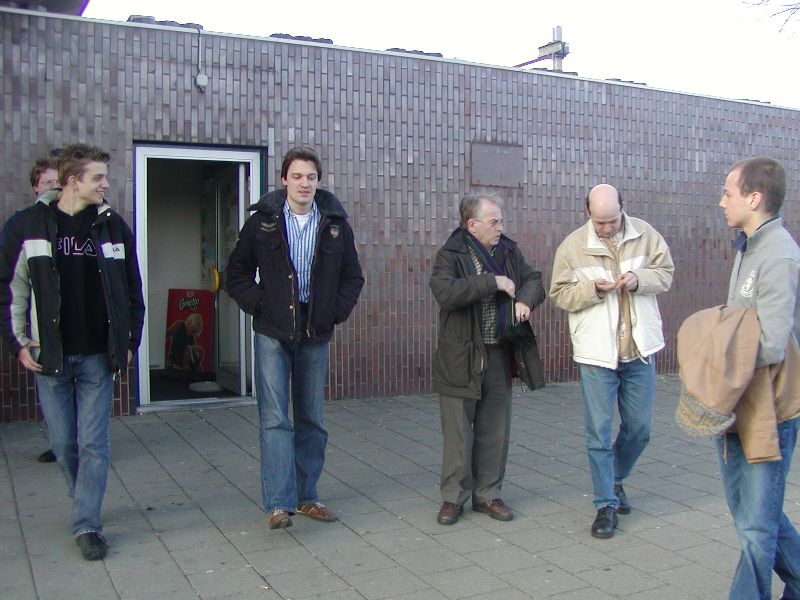 Outside the station waiting for the rest. Fons, Elmo, Cornjac, HBoZ and Ralf.